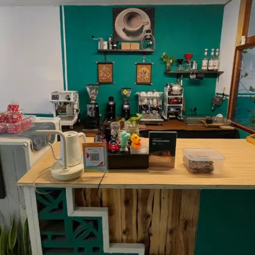 Barista menyeduh kopi