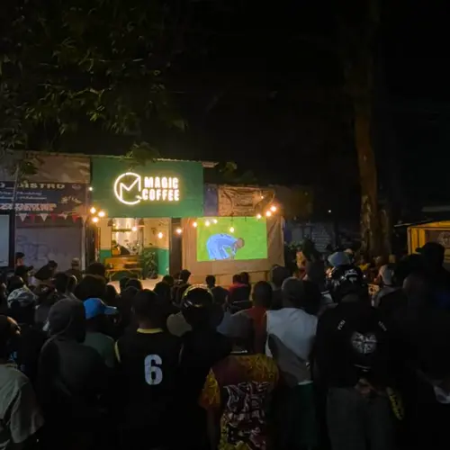 Barista menyeduh kopi