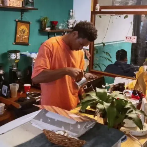 Barista menyeduh kopi