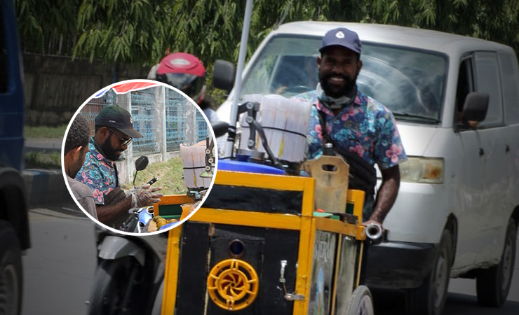 Melinus Jikwa muda saat berjualan es jeruk keliling