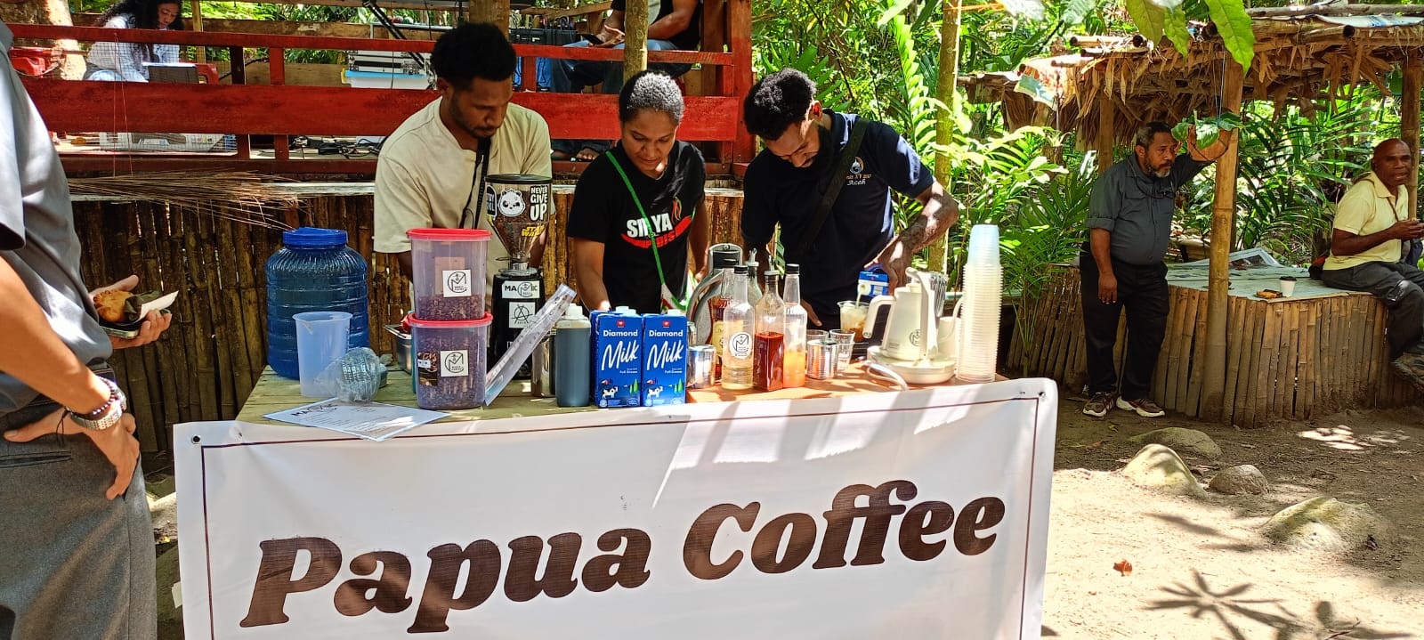 Melinus Jikwa bersama tim di booth Papua Coffee